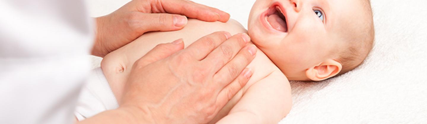 Hoe geef je een babymassage