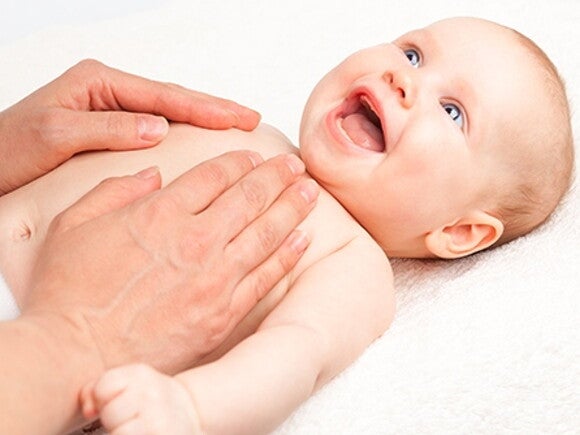 Hoe geef je een babymassage