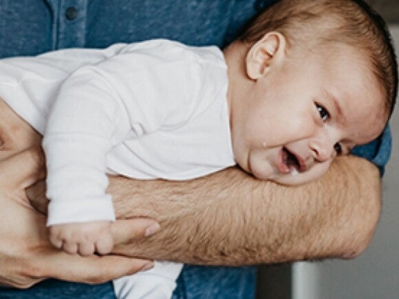 Het sussen van een baby met koliek