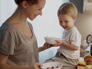 Moeder en peuter in de keuken