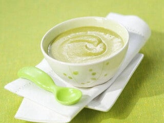 Puree van doperwtjes en melk