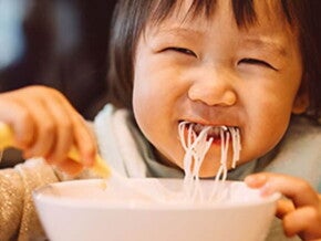 Baby met de pot mee laten eten