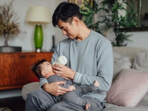 Phasing out breastfeeding: how do you introduce the bottle?