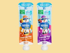 Twee zakjes Nestlé Kids Freezie Pop, oranje en paars, met stripfiguren