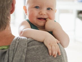 Baby lacht