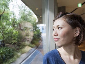 Vrouw kijkt naar buiten Vrouw kijkt naar buiten