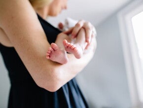 Vrouw met pasgeboren baby Vrouw met pasgeboren baby