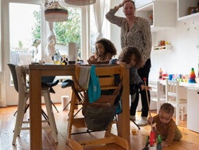 Drukke familie in de keuken