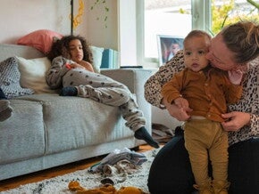 Familie in de woonkamer