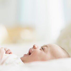 Een baby met buikpijn