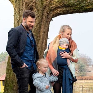 Familie kijkt naar pauw