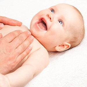 Hoe geef je een babymassage