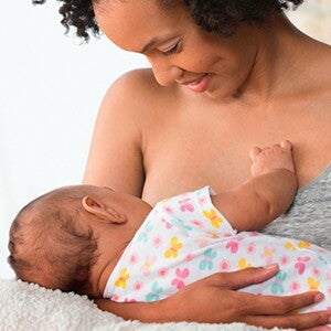 Moeder geeft baby borstvoeding