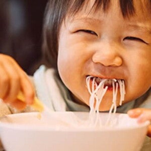 Baby met de pot mee laten eten