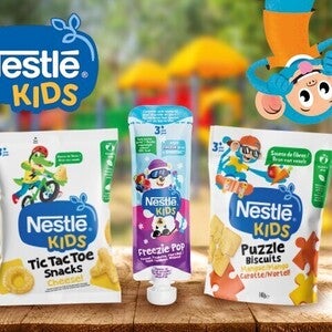 Nestlé Kids verpakkingen en logo met kleurrijke speeltuin op de achtergrond.