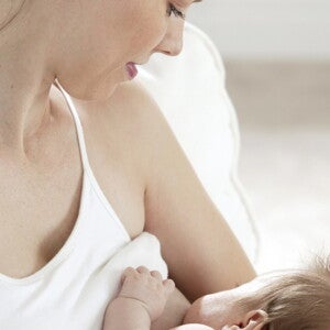 Moeder geeft baby borstvoeding