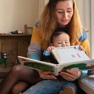 Moeder leest peuter voor