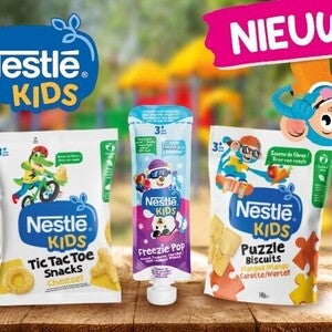 Nestlé Kids snacks op houten tafel, kleurrijke verpakkingen, speelse cartoons. Nieuw-label.