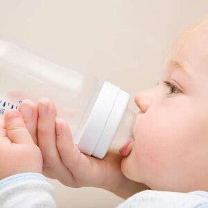 Hoeveel flesvoeding heeft mijn baby nodig?