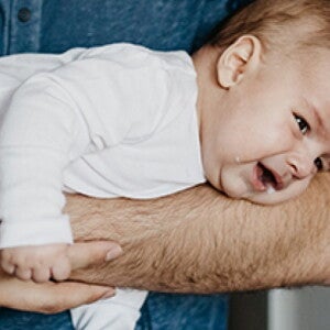 Het sussen van een baby met koliek