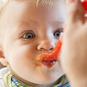 De volgende stappen in je baby's avontuur in vaste voeding.