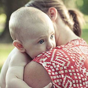 baby en mama knuffelen