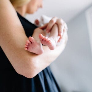 Vrouw met pasgeboren baby