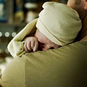 Papa met pasgeboren baby Papa met pasgeboren baby