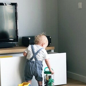 Peuter in woonkamer