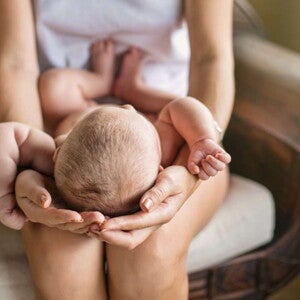 Baby op schoot moeder Baby op schoot moeder