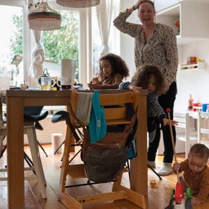 Drukke familie in de keuken