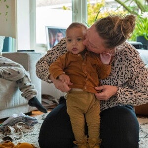 Familie in de woonkamer
