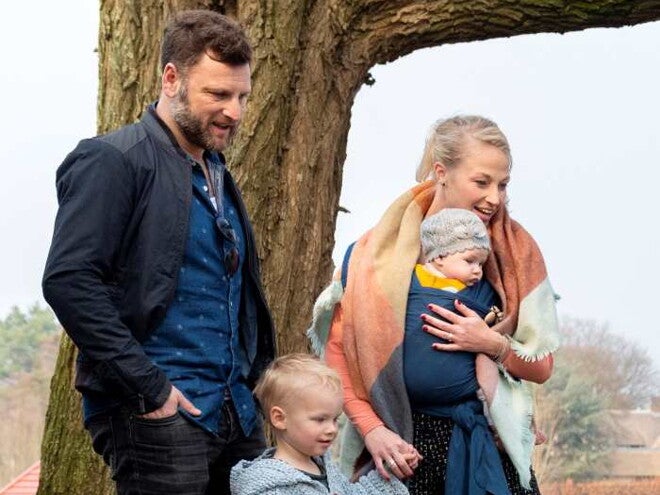 Familie kijkt naar pauw Familie kijkt naar pauw