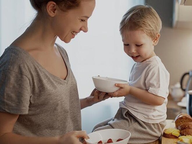 Moeder en peuter in de keuken Moeder en peuter in de keuken