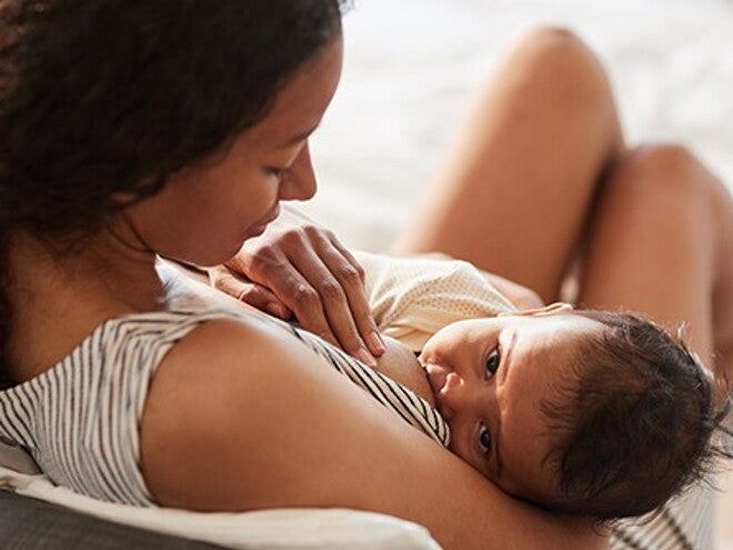 Moeder geeft baby borstvoeding Moeder geeft baby borstvoeding