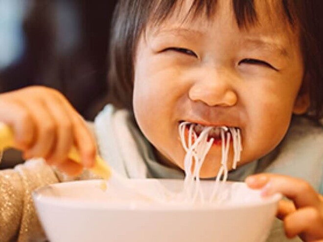 Baby met de pot mee laten eten Baby met de pot mee laten eten
