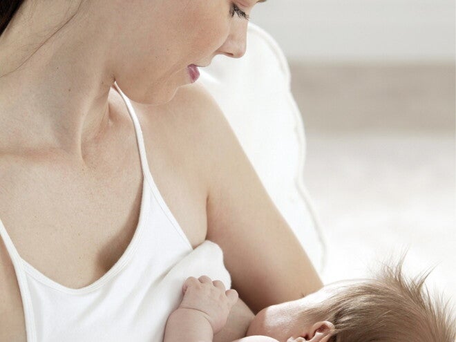 Moeder geeft baby borstvoeding