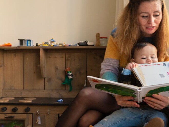 Moeder leest peuter voor Moeder leest peuter voor
