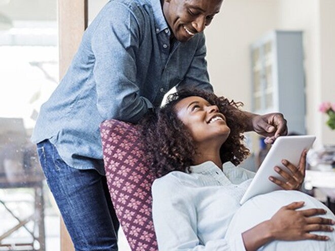 Zwangere vrouw met tablet Zwangere vrouw met tablet