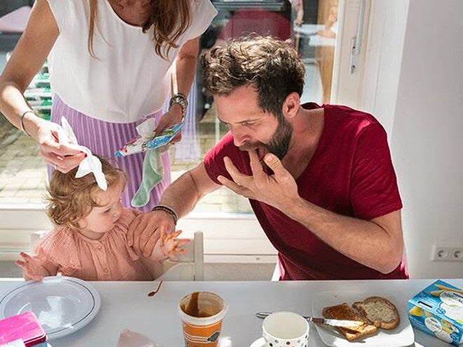 Vader en kindje aan tafel Vader en kindje aan tafel