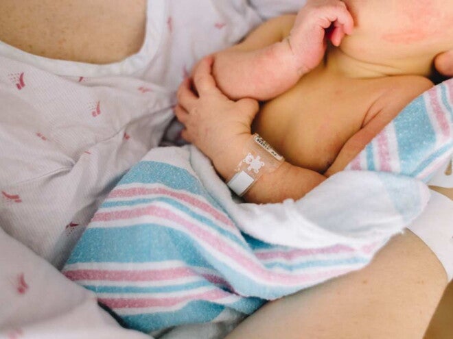 Moeder met pasgeboren baby Moeder met pasgeboren baby
