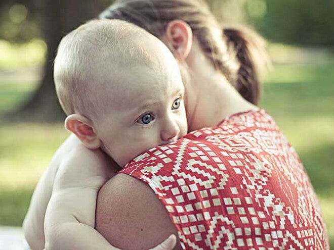 baby en mama knuffelen