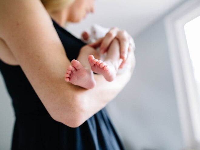 Vrouw met pasgeboren baby