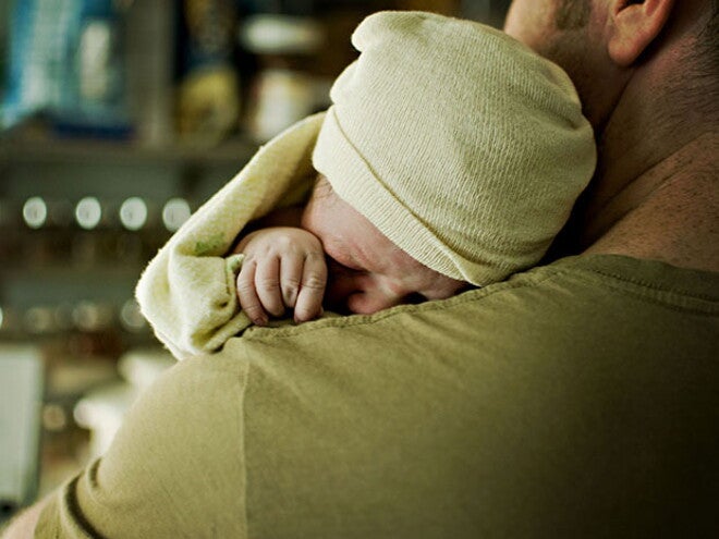 Papa met pasgeboren baby Papa met pasgeboren baby