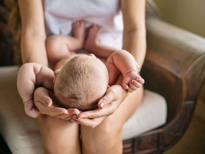 Baby op schoot moeder