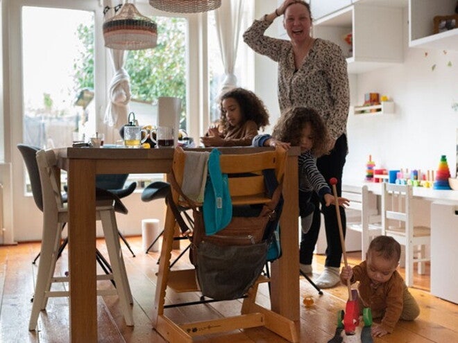 Drukke familie in de keuken