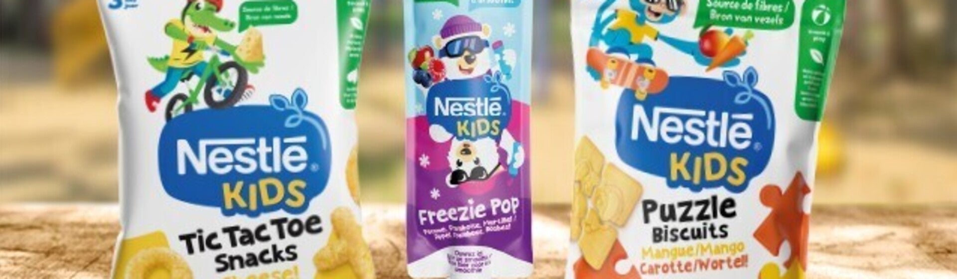 Nestlé Kids verpakkingen en logo met kleurrijke speeltuin op de achtergrond.