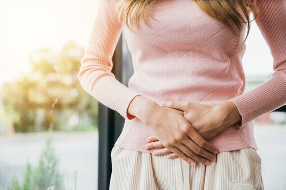 Persoon met buikkrampen of onderbuikpijn